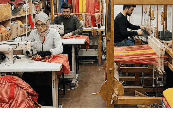 Atölyede keşan bezi diken ustalar