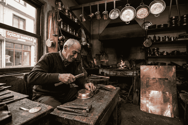 Bakır mıhlama sahanı ve cezve üreten Çayelili bakır ustası.